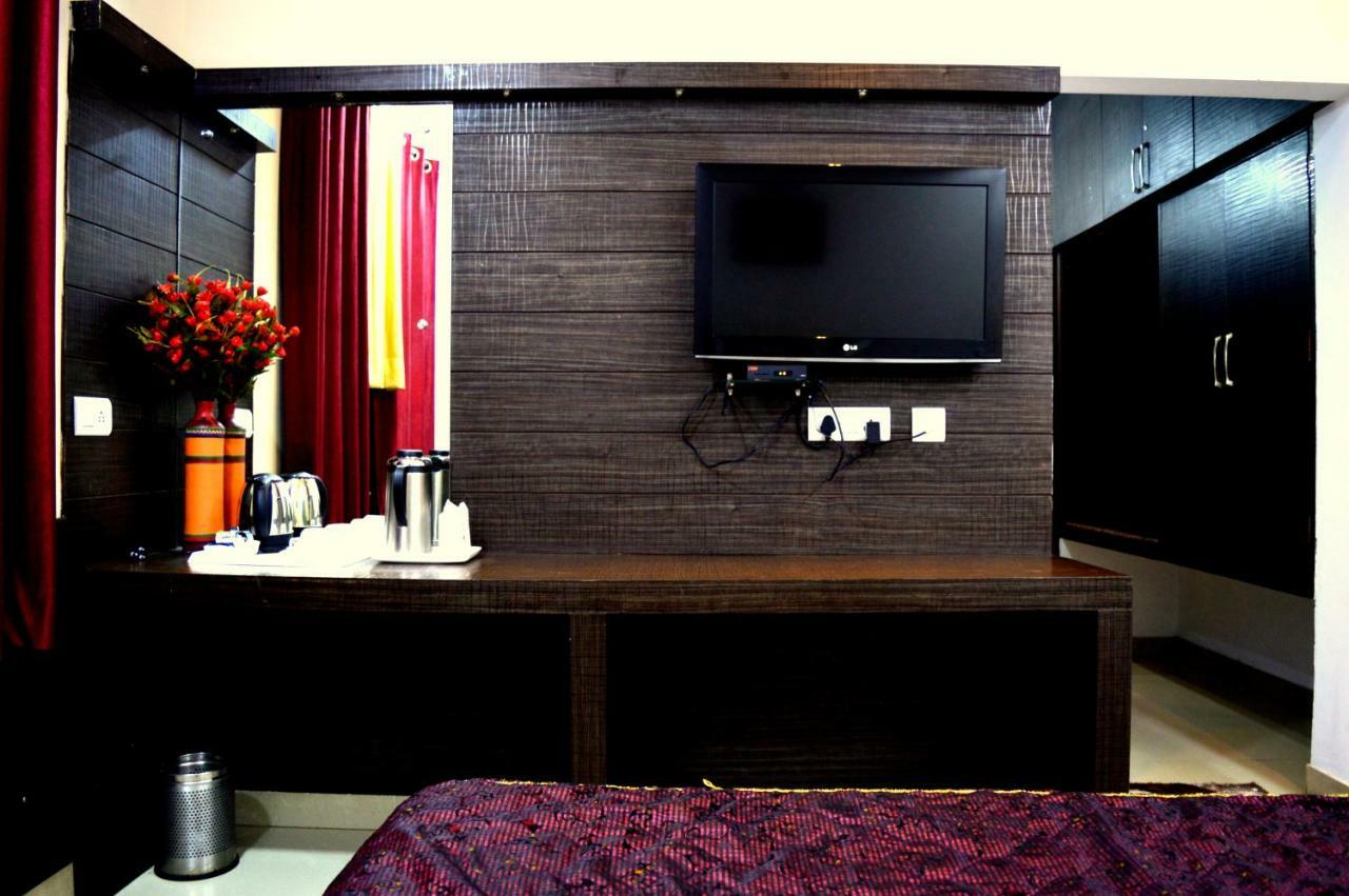 Hotel Pradeep Palace Gorakhpur Luaran gambar